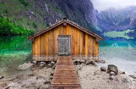 Park Narodowy Berchtesgaden – unikalna panorama, malownicze jeziora i bujne lasy Przebiegający przez drogę koziorożec lub świstak, czy krążący na niebie rzadko spotykany orzeł przedni to w Parku Narodowym Berchtesgaden nic szczególnego. Jeden z najstarszych obszarów chronionych w Alpach kusi różnorodnością unikalnych gatunków zwierząt i roślin. W Parku Narodowym Berchtesgaden każdy znajdzie coś dla siebie. Paralotniarze i lotniarze szybują w powietrzu, alpiniści wypróbowują siły w masywie Watzmann (2713 m) a wędrowcy podziwiają Wimbachklamm, najpiękniejszy wąwóz w Alpach. Atrakcją parku jest kolejka linowa Jenner, która kursuje przez cały rok na wysokości 1800 metrów.