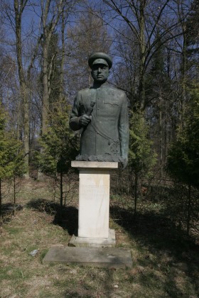 Pomnik marszałka w wersji lux, czyli półtusza zamiast wcześniejszego głowonoga.