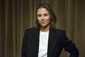 W jednym z wywiadów przyznała, że zawodowy tenis zbyt często zamienia ją w kłębek nerwów: stresuje się losowaniem, przeciągającym się oczekiwaniem na mecz oraz występami przed dużą publicznością, a porażki śnią jej się po nocach.