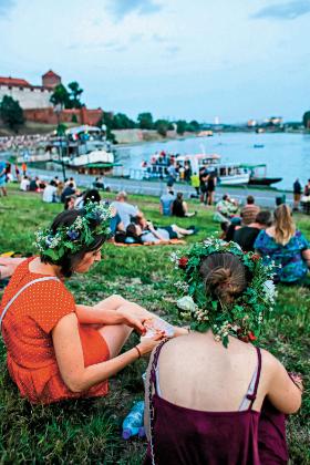 Wianki na bulwarach krakowskich.