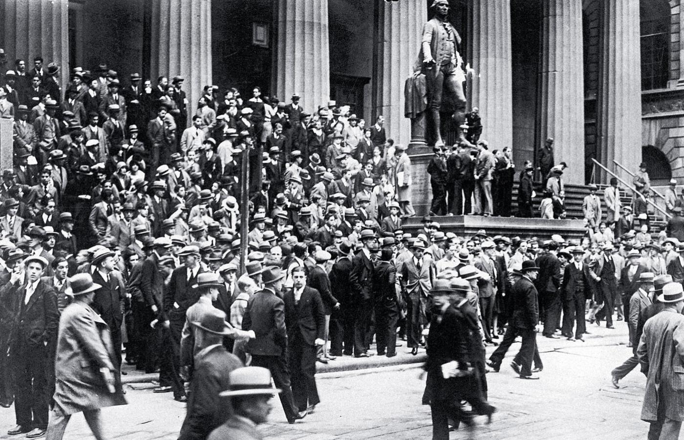 Tłumy przed budynkiem nowojorskiej giełdy w październiku 1929 r.