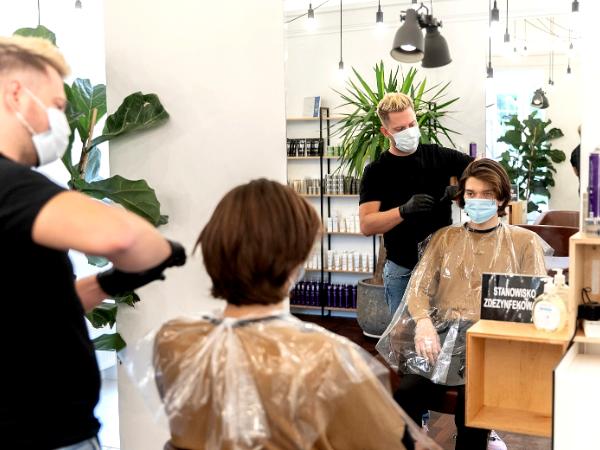 Warszawski salon fryzjerski po wznowieniu działalności