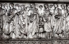Cesarz August w todze senatorskiej, relief z Ołtarza Pokoju w Rzymie.