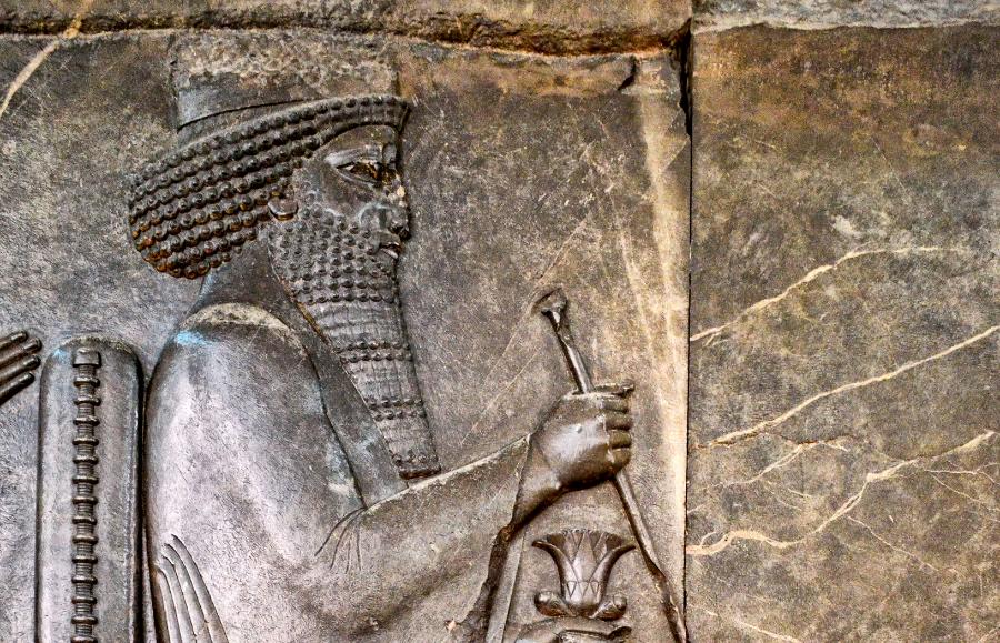 Relief przedstawiający perskiego króla z dynastii Achemenidów, najprawdopodobniej Kserksesa (lub jego ojca Dariusza I Wielkiego), znajdujący się w Muzeum Narodowym Iranu.