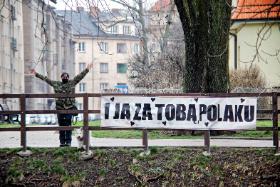 ...i na odwrót, napisy po dwóch stronach zamkniętej granicy.