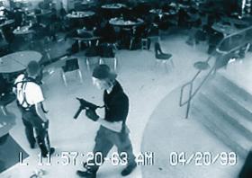 Wnioski Cullena na temat przyczyn masakry w Columbine są jednoznaczne. Do zbrodni doprowadził ciąg konkretnych zdarzeń. Zbagatelizowanie przez policję licznych sygnałów ostrzegawczych – nienawistnych deklaracji Harrisa i Klebolda w internecie, gróźb wobec kolegów. Zbyt łatwe zdobycie broni. Zaburzenia psychiczne, których nikt nie pomógł zneutralizować.