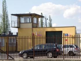 Nie ma ryzyka, że skazany z obrączką zostanie pobity w więzieniu albo nawiąże tam trudne znajomości.