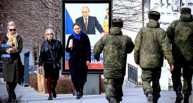 Plakat z napisem: „Zachód nie potrzebuje Rosji. My potrzebujemy Rosji!”. Symferopol na Krymie, 29 lutego 2024 r.