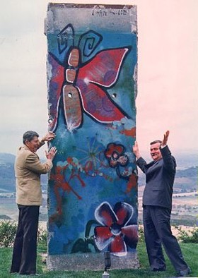 Kalifornia, Simi Valley 1991. Ronald Reagan i Lech Wałęsa pokazują jak obalili mur