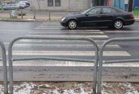 W Lubinie o żadnym kompromisie nie było mowy. Przejście na drodze wojewódzkiej nie spodobało się władzom miasta, więc poleciły je odgrodzić od jezdni.