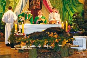 Msza w Ujściu z ofiarnym dzikiem.