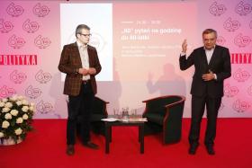 Serię 60 pytań do naczelnego poprowadził dziennikarz Marcin Meller.