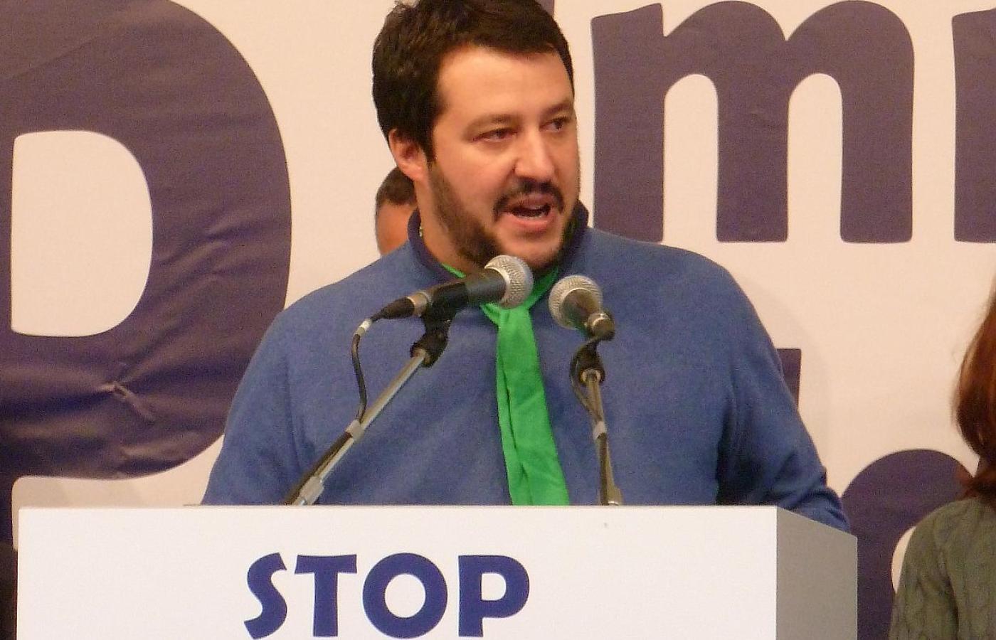 Salvini zaczynał jako lewicowy separatysta. Dzisiaj promuje się hasłem „Po pierwsze Włosi”. Hasło na mównicy: „Stop nielegalnej imigracji”.