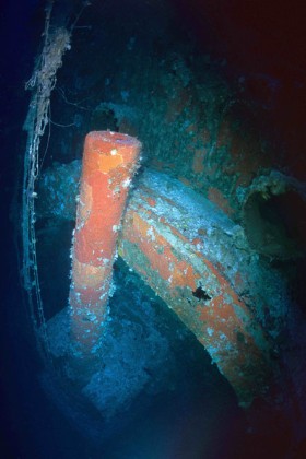 Działo znajdujące się na rufie, zwrocóne w stronę powierzchni, 46 ton