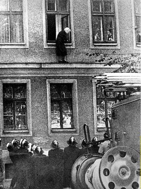 Przegradzanie miasta wywoływało coraz większą desperację mieszkańców. To jedna z wielu ucieczek na Zachód, 77-letniej 'Babci Schulze'