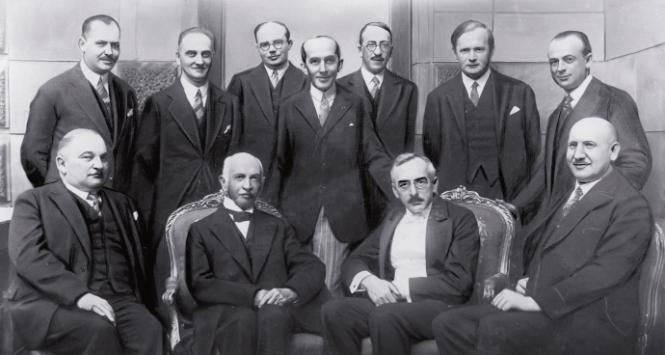 Aleksander Brückner, członek Polskiej Akademii Umiejętności (siedzi, drugi z lewej) w towarzystwie nierozpoznanych osób, lata 20. XX w.