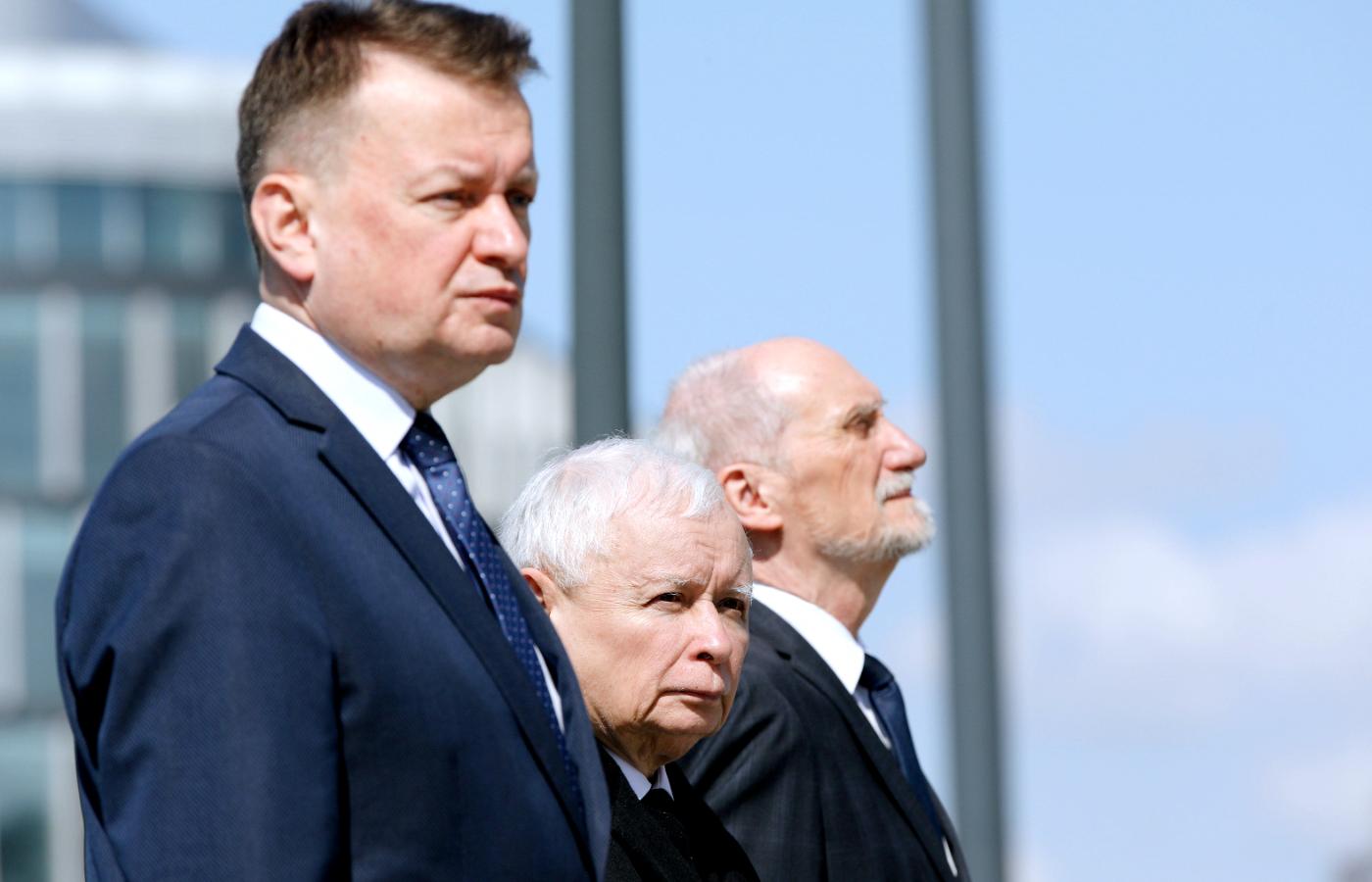 Byli szefowie MON w rządzie PiS: Mariusz Błaszczak i Antoni Macierewicz, oraz prezes partii Jarosław Kaczyński