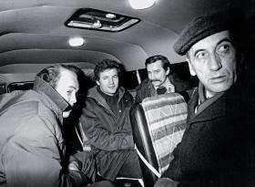 Listopad 1980 r. – Jacek Kuroń, Zbigniew Bujak, Lech Wałęsa i Tadeusz Mazowiecki jadą mikrobusem do Warszawy.