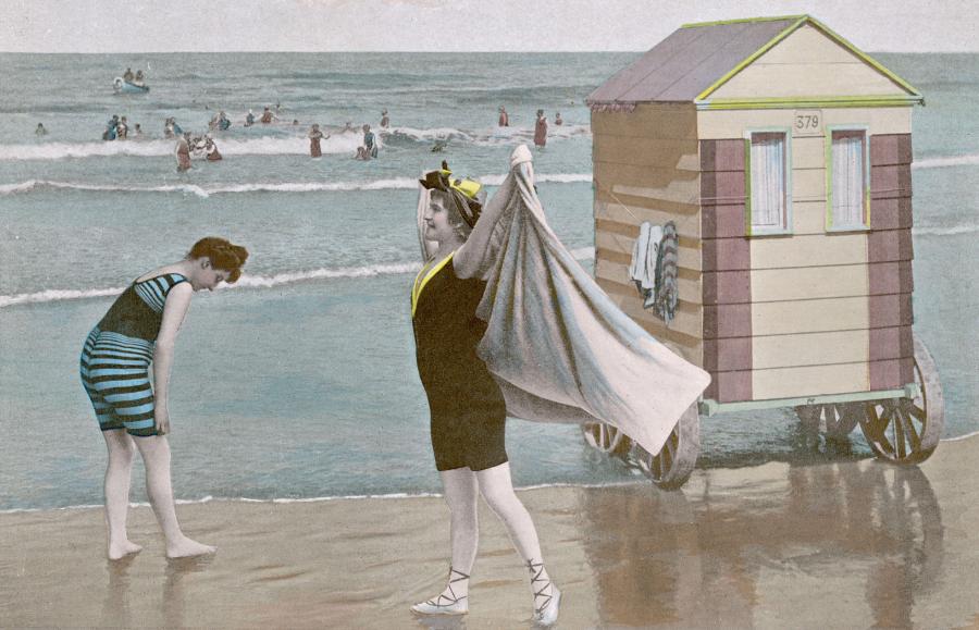 Plażowiczki z końca XIX w. na tle wozu kąpielowego, którym wjeżdżano do płytkiego morza (zdjęcie z francuskiego magazynu „Les Saisons”).