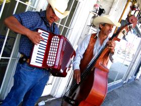 Nawet ballady o obcinaniu kończyn czy wyłupywaniu oczu mają radosną linię melodyczną, rytm zachęcający do tańca i durową harmonię.