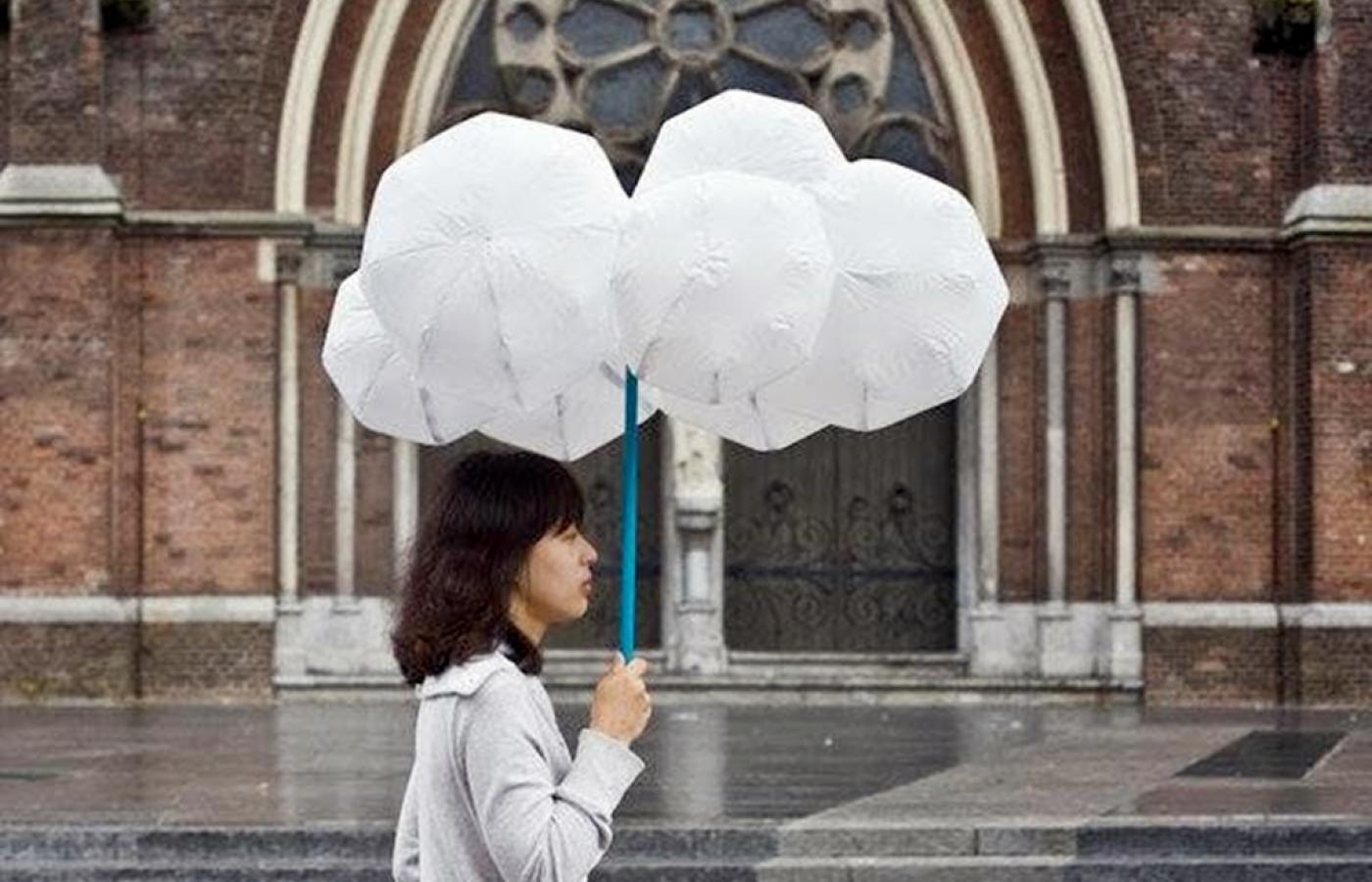 Spacer z głową w chmurach? <b>Cloud Umbrella</b>, czyli „chmurzasty parasol”, sprawi, że będzie to wykonalne nawet w czasie deszczu. Holenderski projekt może być ciekawym prezentem dla artystów. Przypomina bowiem bąbelkowo-chmurzastą rzeźbę. Niezły. Ochroni nas przed deszczem, ale niestety nie unikniemy dzięki niemu spojrzeń przechodniów. Gadżet raczej nie dla nieśmiałych.