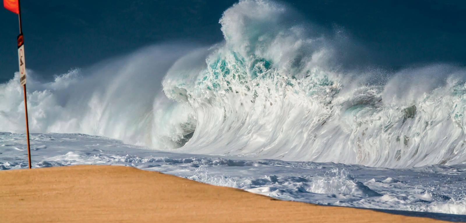 Potężna fala oceaniczna uderza w północny brzeg wyspy Oahu wchodzącej w skład Hawajów.