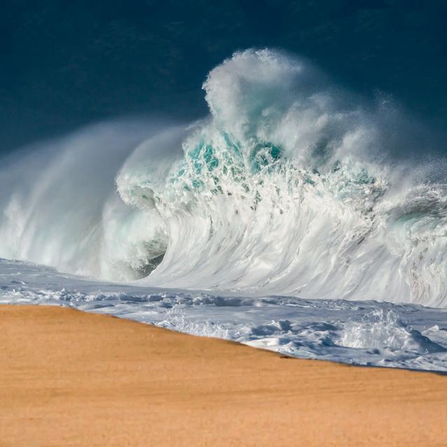 Potężna fala oceaniczna uderza w północny brzeg wyspy Oahu wchodzącej w skład Hawajów.