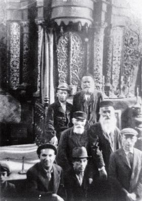 Żydzi w synagodze w Kurowie, zdjęcie sprzed 1939 r.