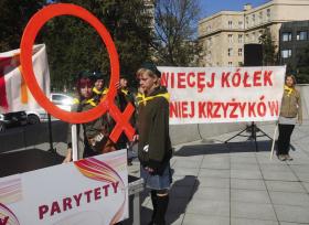 Demonstracja przed Sejmem w sprawie ustawy parytetowej zorganizowana przez Kongres Kobiet w 2010 r.