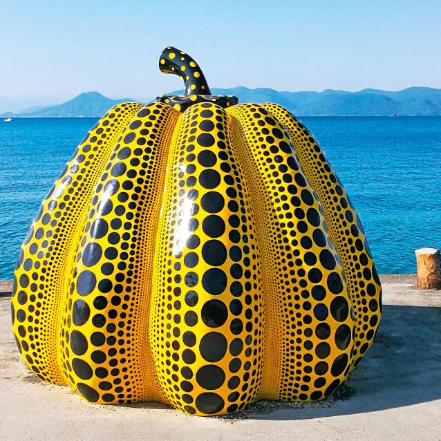 Japonia, Naoshima. Najbardziej artystyczna wyspa na Morzu Wewnętrznym. Nowoczesne muzea sztuki i rzeźby rozsiane po całej powierzchni przyniosły jej światową sławę. Co 3 lata odbywają się tu międzynarodowe targi sztuki. Nieoficjalnym symbolem Naoshimy jest żółta dynia („Kabocha”) autorstwa Yayoi Kusamy.