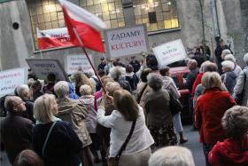 Próba zablokowania koncertu i czytania tekstu sztuki 'Golgota Picnic' w Teatrze Nowym Krzysztofa Warlikowskiego przez środowiska katolickie.