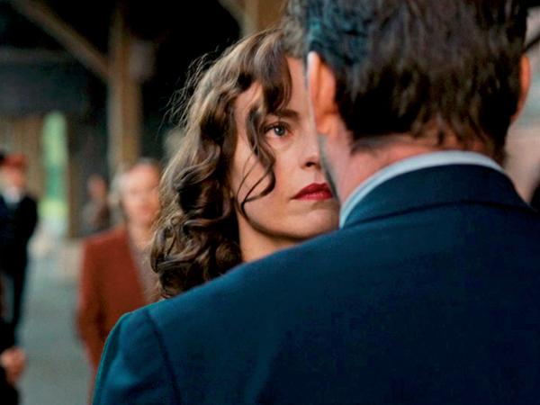 Nina Hoss w podwójnej roli, w tle powojenny Berlin