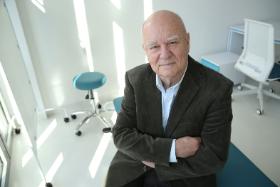 „I nagle okazuje się, że podtrzymywanie sztucznej funkcji organów już nie ma sensu. Nie służy korzyści chorego° – mówi prof. Andrzej Kübler.