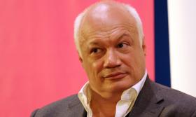 Schmitt przyznaje, że od pesymizmu dostaje mdłości. Woli pokazywać to, co w małym człowieku wielkie.