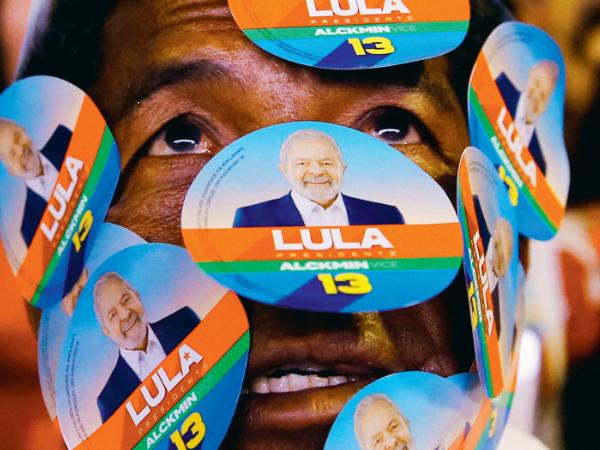 Luiz Inácio Lula da Silva wygrał z przewagą około dwóch milionów głosów na prawie 130 milionów oddanych.