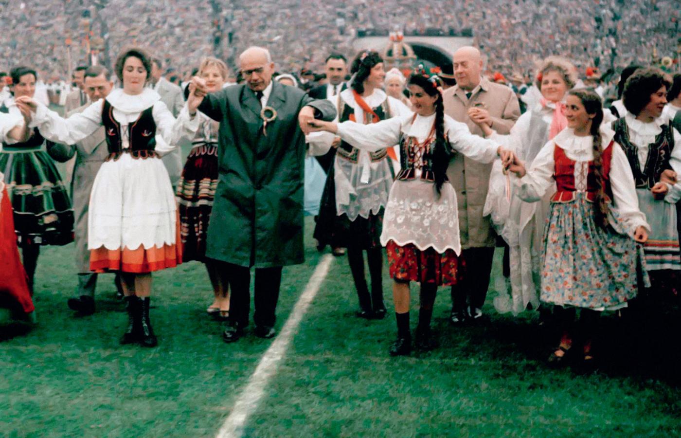 Centralne dożynki na Stadionie Dzięsięciolecia (w ciemniejszym płaszczu Władysław Gomułka, w jaśniejszym – premier Józef Cyrankiewicz), Warszawa, wrzesień 1963 r.