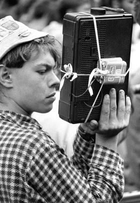 RADIOMAGNETOFON KASETOWY podstawa wakacyjnego cosobotniego słuchania Listy Przebojów Trójki oraz dystrybucji (nie tylko niezależnej) muzyki. Nagrywanie koncertu w Jarocinie (z improwizowanym zewnętrznym zasilaniem). Lipiec 1986.