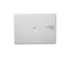 „Otwór, przez który można zobaczyć niebo”, kar tka pocztowa autorstwa Yoko Ono, 1971 r.