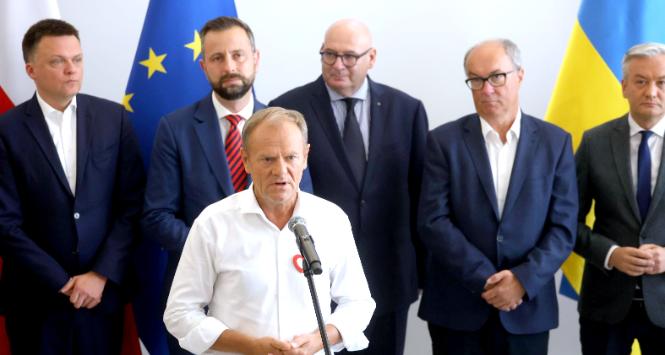 Przywódcy opozycji po podpisaniu paktu senackiego w sierpniu