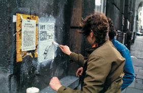 Po pierwszym szoku pierwsze przejawy buntu. Ulice krzyczały napisami, szablonami, ulotkami.