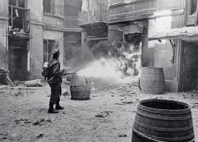 Niszczenie miasta po powstaniu - żołnierz ze specjalnej jednostki saperów z miotaczem płomieni
