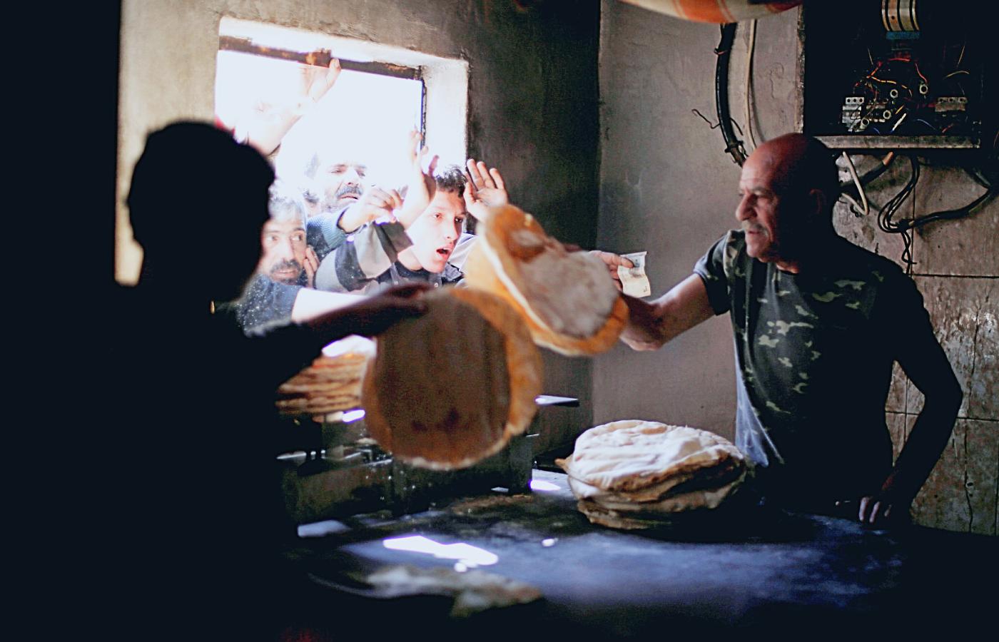 Kolejka po chleb w Aleppo, zdjęcie z 2019 r. Sytuacja od tamtego czasu znacznie się pogorszyła. W kolejce po ten podstawowy produkt trzeba stać nawet kilka godzin.