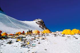 Porzucony sprzęt wspinaczkowy i śmieci pozostałe po jednym z obozów na Evereście, maj 2018 r.