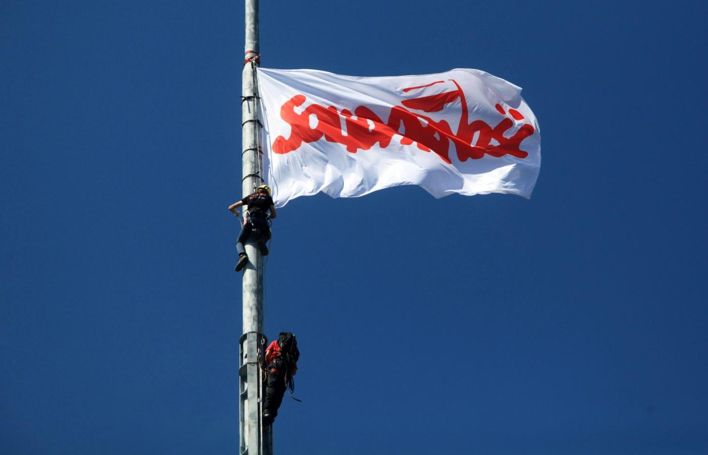 Flaga na iglicy wrocławskiej Hali Stulecia zawieszona przez alpinistów w 2015 r.