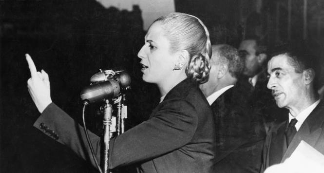 Prezydent Juan Domingo Perón i Evita przejeżdżają Avenida de Mayo w Buenos Aires wśród szpalerów wojska i wiwatujących tłumów. Miesiąc później w lipcu 1952 r. pierwsza dama Argentyny już nie żyła.