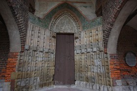 Małujowice koło Brzegu, portal gotyckiego kościoła p.w. św. Jakuba Apostoła. Świątynia leży na Via Regia, z uwagi na cenne i bogate we wzory polichromie nazywana jest „Sykstyną Śląską”