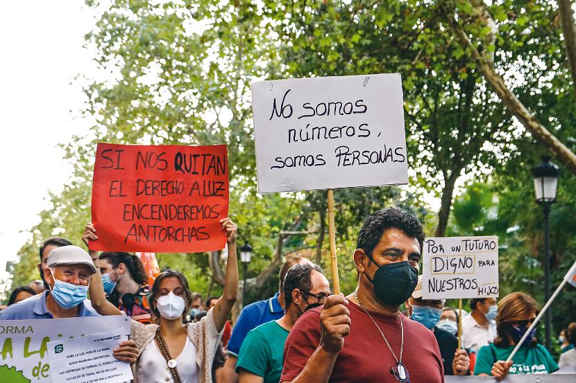 Protest przeciw podwyżkom cen prądu (Cáceres, Hiszpania, 17 września br.): „Nie jesteśmy liczbami, jesteśmy ludźmi”, „Jeśli pozbawią nas prawa do światła, zapalimy łuczywa”.