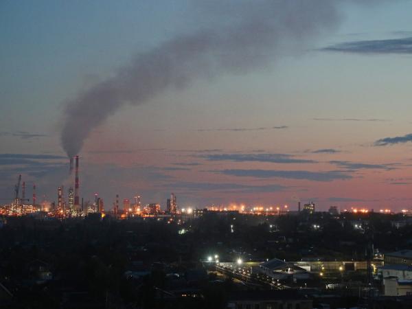 Rosja omija międzynarodowe sankcje i skutecznie sprzedaje swoją ropę naftową. Na zdjęciu rafineria w mieście Omsk na Syberii.