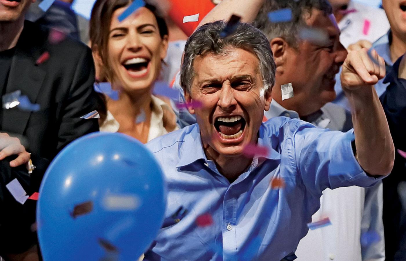 Mauricio Macri i jego żona Juliana Awada cieszą się po zwycięstwie w wyborach prezydenckich, Buenos Aires, listopad 2015 r.