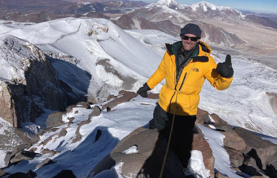 Jeden z członków zespołu badawczego na szczycie Ojos del Salado, mającym 6893 m n.p.m. (Puna de Atacama).